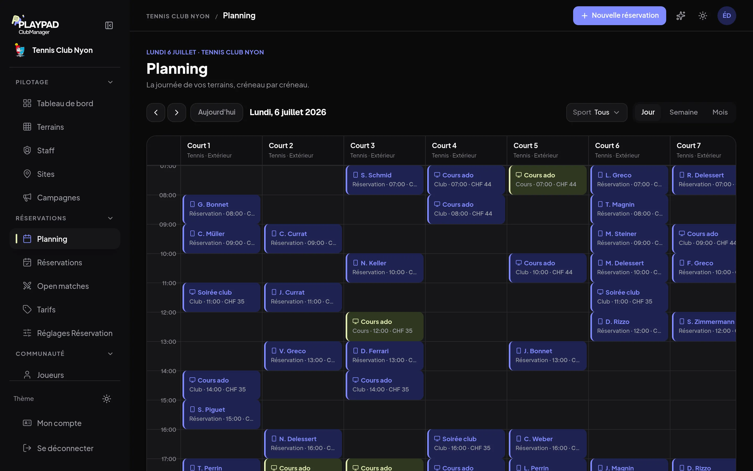 Planning Club Manager : vue jour multi-terrains avec réservations, cours et soirées club